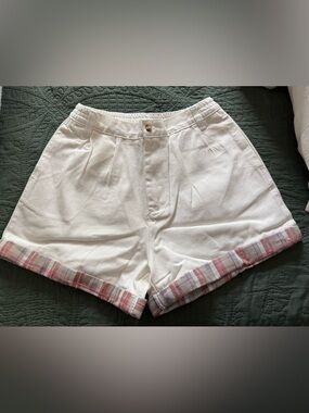 Easel White Pleated Shorts with Pink Plaid Cuff